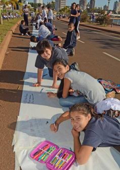Foto de la galería: Cinco mil chicos pintaron el dibujo más largo del mundo en la costanera