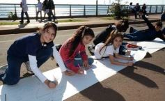 Foto de la galería: Cinco mil chicos pintaron el dibujo más largo del mundo en la costanera