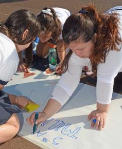 Foto de la galería: Cinco mil chicos pintaron el dibujo más largo del mundo en la costanera