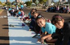 Foto de la galería: Cinco mil chicos pintaron el dibujo más largo del mundo en la costanera