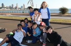 Foto de la galería: Cinco mil chicos pintaron el dibujo más largo del mundo en la costanera