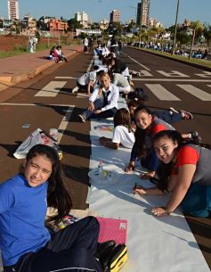 Foto de la galería: Cinco mil chicos pintaron el dibujo más largo del mundo en la costanera
