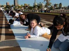 Foto de la galería: Cinco mil chicos pintaron el dibujo más largo del mundo en la costanera