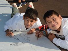 Foto de la galería: Cinco mil chicos pintaron el dibujo más largo del mundo en la costanera
