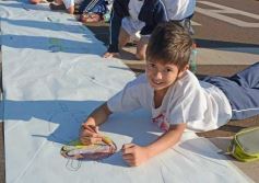 Foto de la galería: Cinco mil chicos pintaron el dibujo más largo del mundo en la costanera
