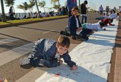 Foto de la galería: Cinco mil chicos pintaron el dibujo más largo del mundo en la costanera