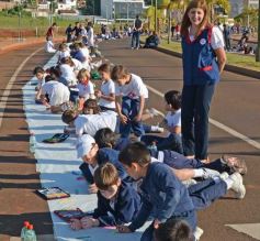 Foto de la galería: Cinco mil chicos pintaron el dibujo más largo del mundo en la costanera