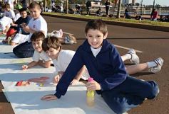 Foto de la galería: Cinco mil chicos pintaron el dibujo más largo del mundo en la costanera