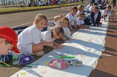 Foto de la galería: Cinco mil chicos pintaron el dibujo más largo del mundo en la costanera