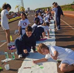 Foto de la galería: Cinco mil chicos pintaron el dibujo más largo del mundo en la costanera