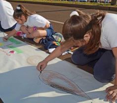 Foto de la galería: Cinco mil chicos pintaron el dibujo más largo del mundo en la costanera