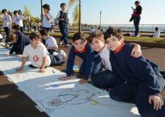 Foto de la galería: Cinco mil chicos pintaron el dibujo más largo del mundo en la costanera