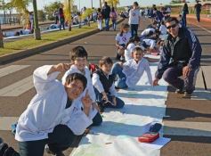 Foto de la galería: Cinco mil chicos pintaron el dibujo más largo del mundo en la costanera