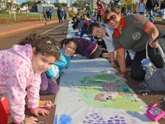 Foto de la galería: Cinco mil chicos pintaron el dibujo más largo del mundo en la costanera