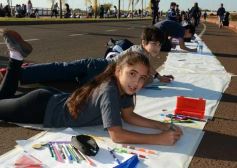 Foto de la galería: Cinco mil chicos pintaron el dibujo más largo del mundo en la costanera
