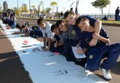 Foto de la galería: Cinco mil chicos pintaron el dibujo más largo del mundo en la costanera