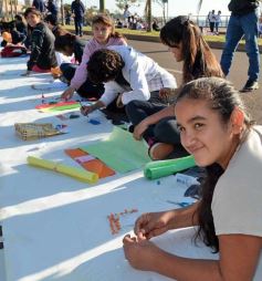 Foto de la galería: Cinco mil chicos pintaron el dibujo más largo del mundo en la costanera