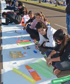 Foto de la galería: Cinco mil chicos pintaron el dibujo más largo del mundo en la costanera