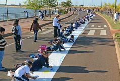 Foto de la galería: Cinco mil chicos pintaron el dibujo más largo del mundo en la costanera