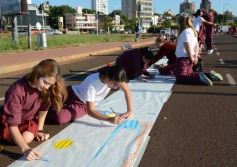Foto de la galería: Cinco mil chicos pintaron el dibujo más largo del mundo en la costanera