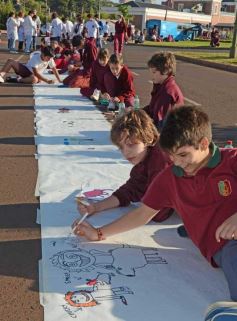 Foto de la galería: Cinco mil chicos pintaron el dibujo más largo del mundo en la costanera