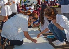 Foto de la galería: Cinco mil chicos pintaron el dibujo más largo del mundo en la costanera
