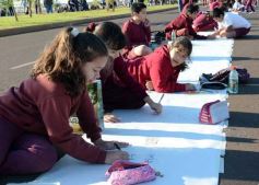 Foto de la galería: Cinco mil chicos pintaron el dibujo más largo del mundo en la costanera