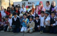 Foto de la galería: Recrearon la gesta de Mayo en el Colegio del Carmen