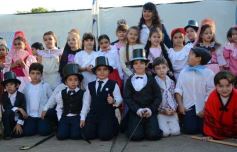 Foto de la galería: Recrearon la gesta de Mayo en el Colegio del Carmen