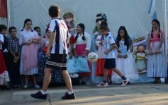 Foto de la galería: Recrearon la gesta de Mayo en el Colegio del Carmen