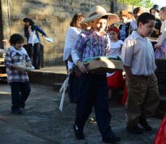 Foto de la galería: Recrearon la gesta de Mayo en el Colegio del Carmen