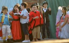 Foto de la galería: Recrearon la gesta de Mayo en el Colegio del Carmen