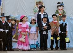 Foto de la galería: Recrearon la gesta de Mayo en el Colegio del Carmen