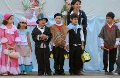 Foto de la galería: Recrearon la gesta de Mayo en el Colegio del Carmen