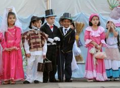 Foto de la galería: Recrearon la gesta de Mayo en el Colegio del Carmen