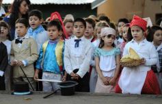 Foto de la galería: Recrearon la gesta de Mayo en el Colegio del Carmen