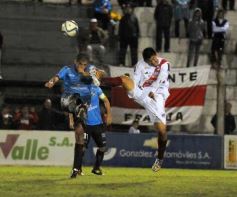 Foto de la galería: Guaraní empató con All Boys en un partido pasado por agua
