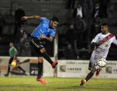 Foto de la galería: Guaraní empató con All Boys en un partido pasado por agua