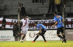 Foto de la galería: Guaraní empató con All Boys en un partido pasado por agua