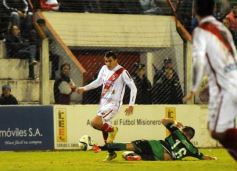 Foto de la galería: Guaraní no pudo con Estudiantes: empató 1 a 1 en Villa Sarita