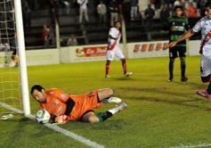 Foto de la galería: Guaraní no pudo con Estudiantes: empató 1 a 1 en Villa Sarita