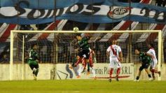 Foto de la galería: Guaraní no pudo con Estudiantes: empató 1 a 1 en Villa Sarita