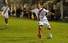 Foto de la galería: Guaraní no pudo con Estudiantes: empató 1 a 1 en Villa Sarita