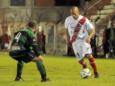 Foto de la galería: Guaraní no pudo con Estudiantes: empató 1 a 1 en Villa Sarita
