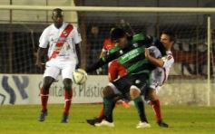 Foto de la galería: Guaraní no pudo con Estudiantes: empató 1 a 1 en Villa Sarita