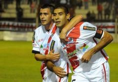 Foto de la galería: Guaraní no pudo con Estudiantes: empató 1 a 1 en Villa Sarita