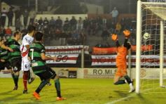 Foto de la galería: Guaraní no pudo con Estudiantes: empató 1 a 1 en Villa Sarita