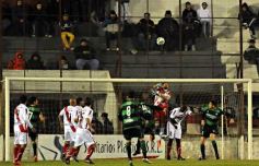 Foto de la galería: Guaraní no pudo con Estudiantes: empató 1 a 1 en Villa Sarita
