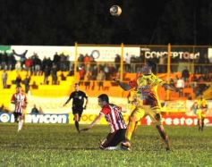 Foto de la galería: Crucero estuvo cerca, pero Estudiantes se lo dio vuelta y quedó con la victoria
