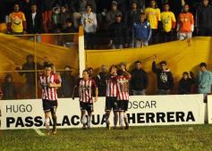 Foto de la galería: Crucero estuvo cerca, pero Estudiantes se lo dio vuelta y quedó con la victoria